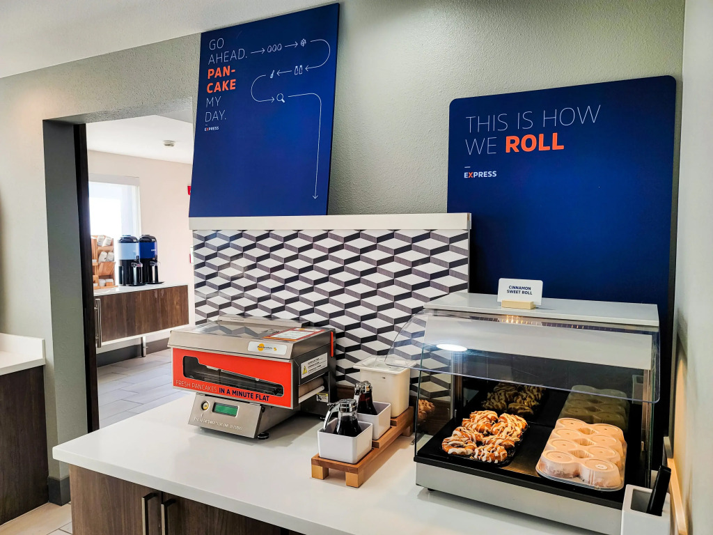 HOLIDAY INN EXPRESS AND SUITES by IHG