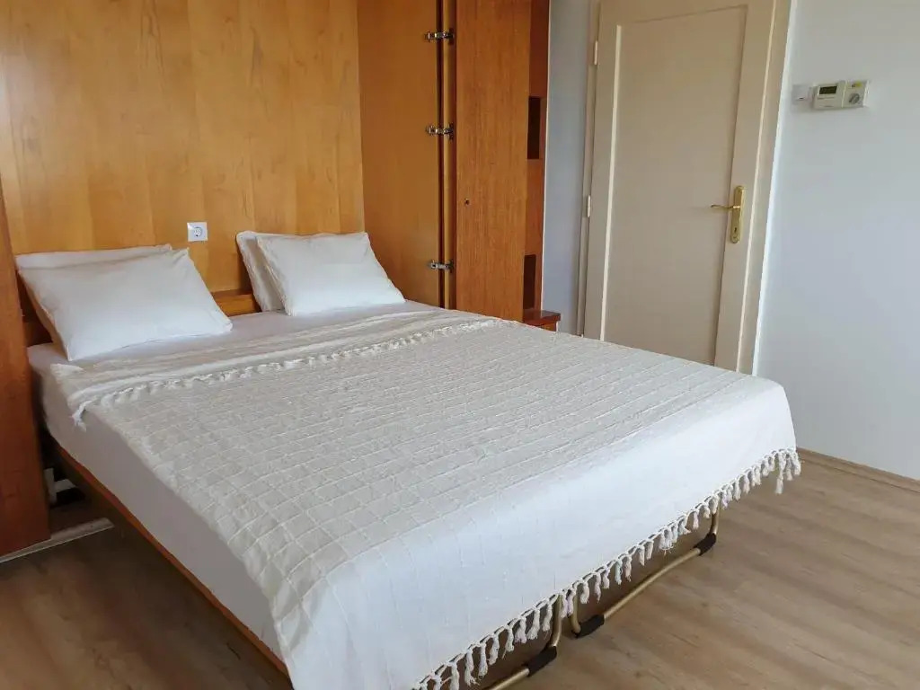 Best Rated Central Apartment Vienna - well heated, WiFi, 24-7 Self Check-In, Board games, Netflix, Prime