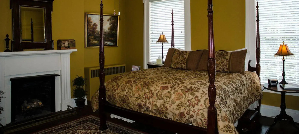 Bourbon Manor Bed & Breakfast Inn