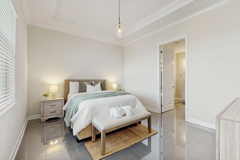Fourth Floor Penthouse With Shared Pools and Hot Tub, Fast Wifi, & Central AC