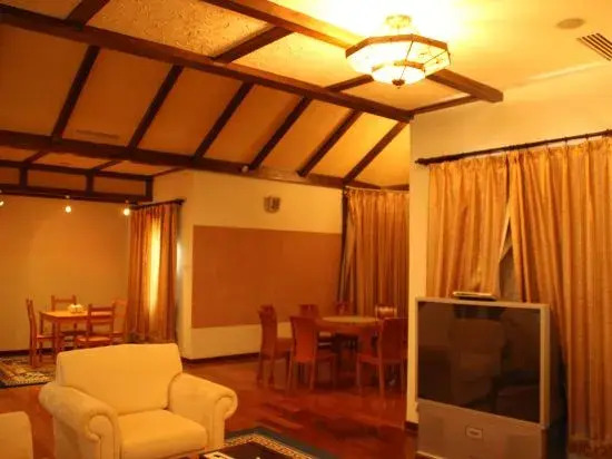 Seven Star Lake Desert Hotel