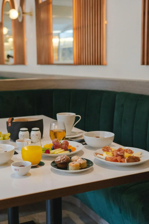 LUSTER Hotel