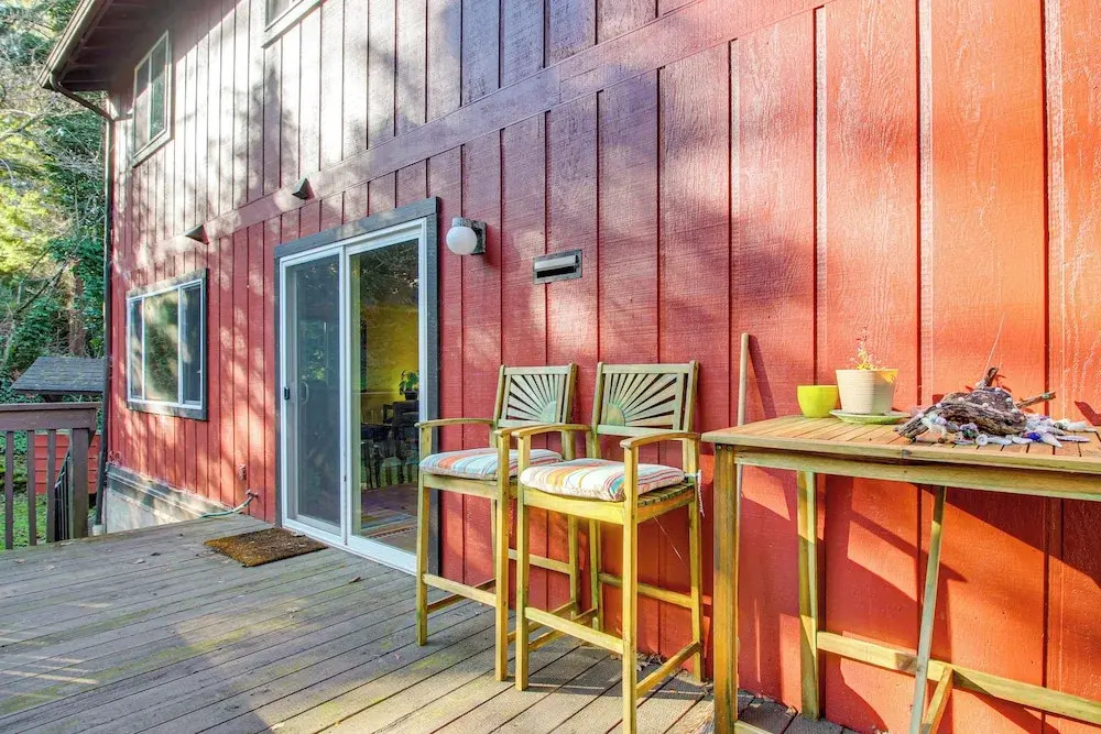 Walk to Mingus Park! Wooded Coos Bay Getaway