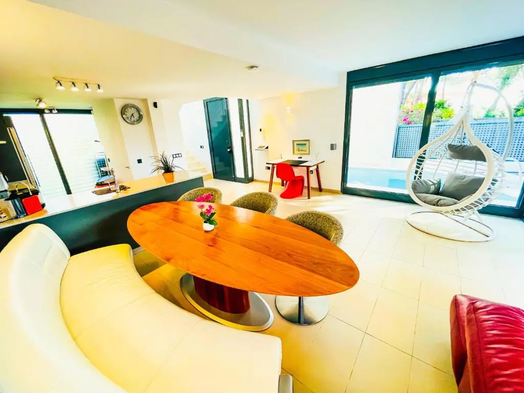 Villa PAM, ALYA Beach House with pool and Hot Tub