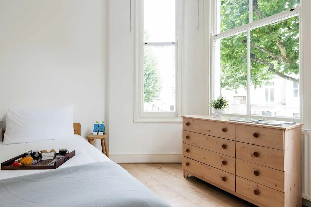 Bright and spacious 2 bed apartment 5 mins away from Earl's Court stat