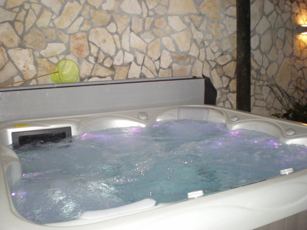 Apartment Dino - apartments with hot tub: A1 Novalja, Island Pag