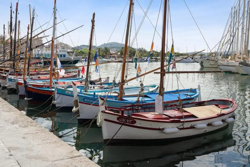 Charming studio with balcony and sea view in Sanary-sur-Mer - Welkeys
