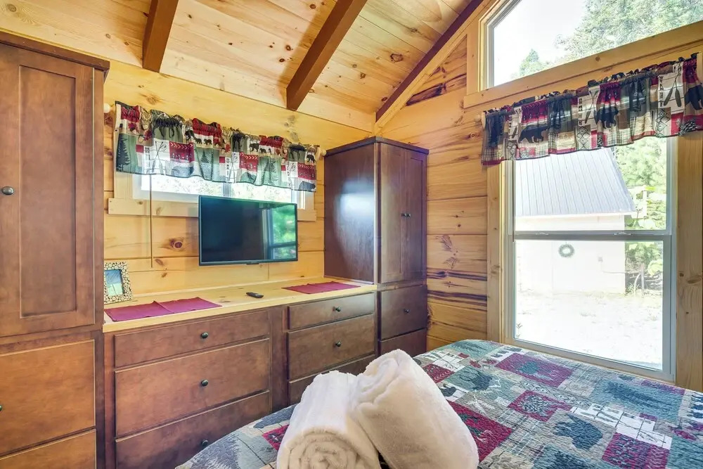 7 Mi to Lake Lure: Mill Spring Cabin w/ Hot Tub
