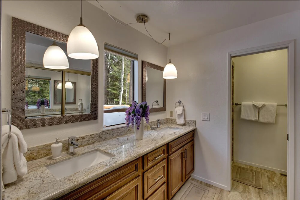 Spacious Riverfront - 3 Br Home