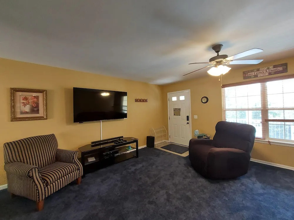 Blue Bird Hill with Deck & Middle of Branson Location