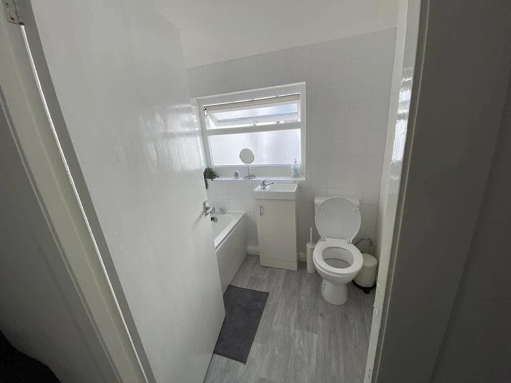 Beautiful Modern 3-bed House in Wallasey Near City