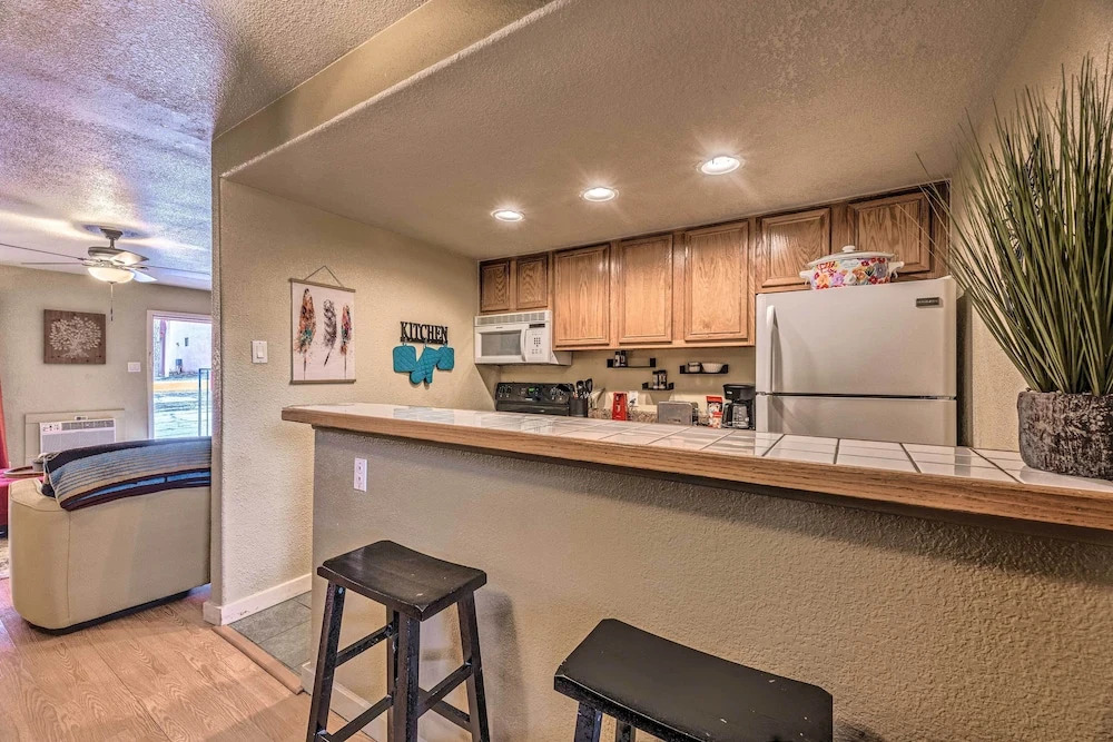 Pet-friendly Condo - 2 Mi to Ruidoso Downs!