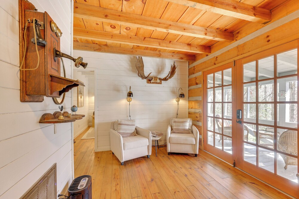 'peace of Aska' Cabin w/ Hot Tub & Fire Pit!