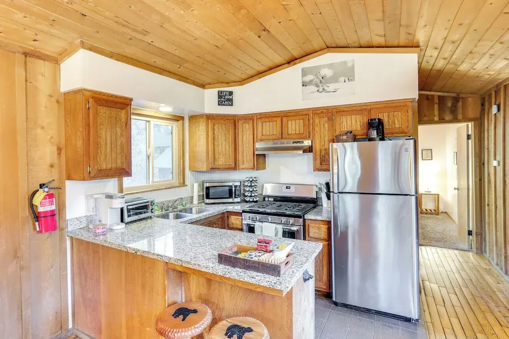 Near Skiing & Hiking: Dog-friendly Big Bear Cabin