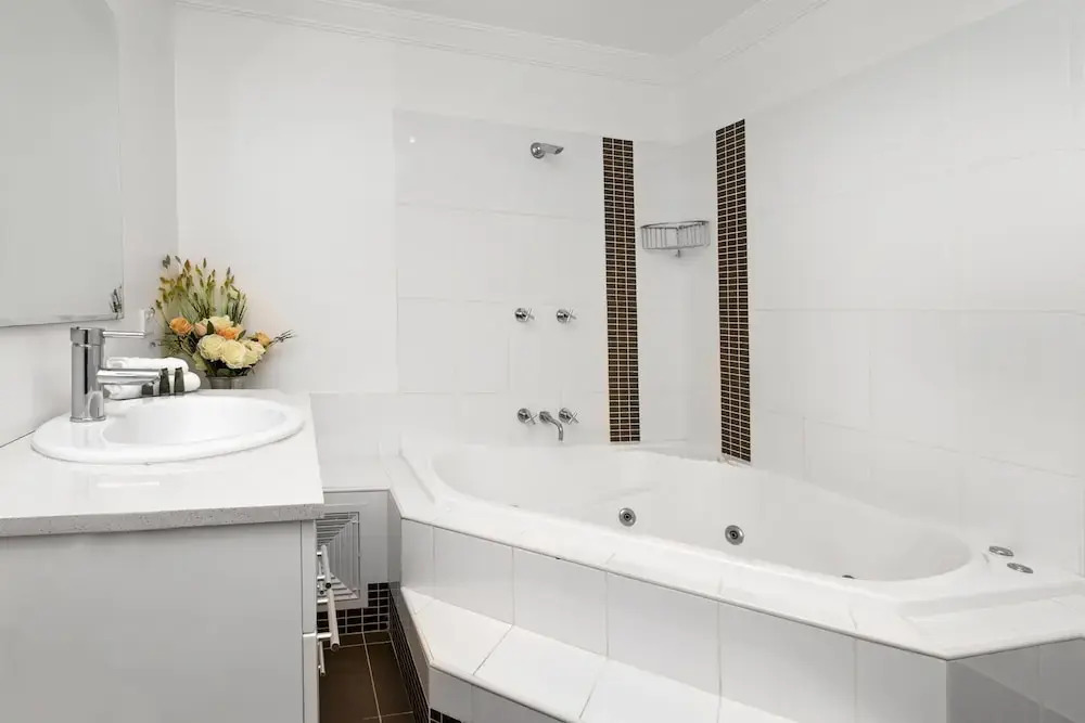 Khione 1 - Modern & spacious with views towards Lake Jindabyne & the mountains beyond