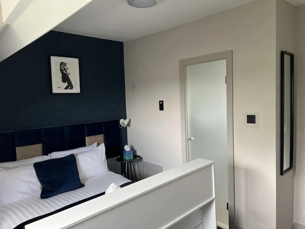 Sheffield Spacious 4 Bedroom House-all En-suites