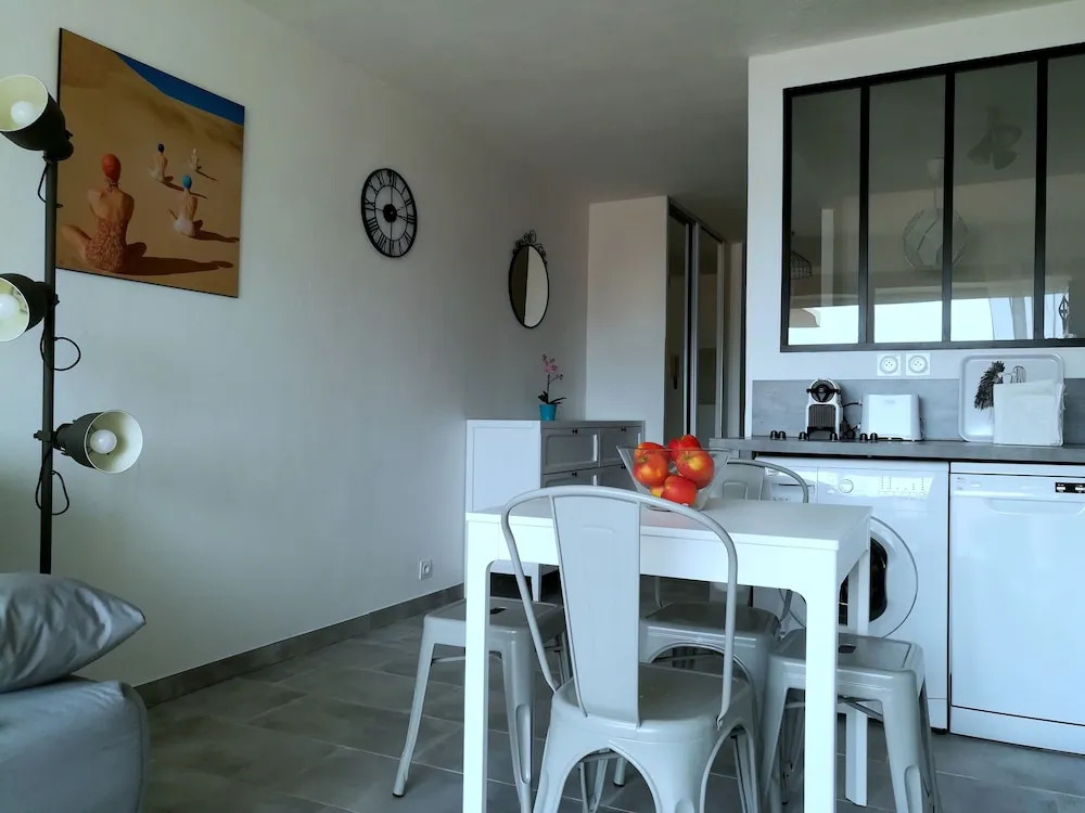 2P Vieil Antibes balcon sur la Marina