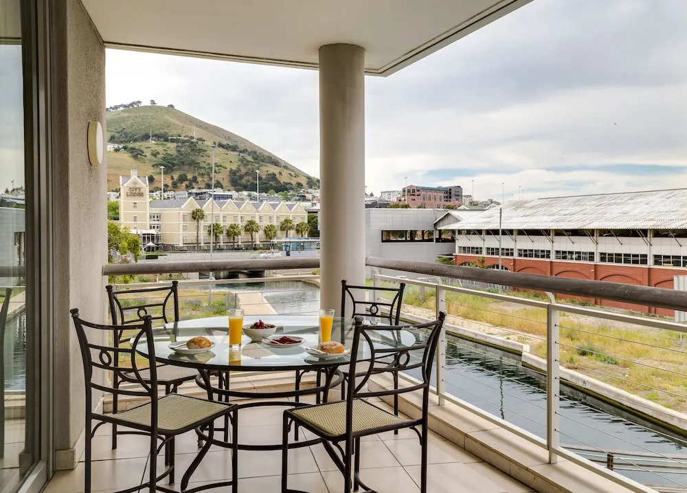 301 Canal Quays