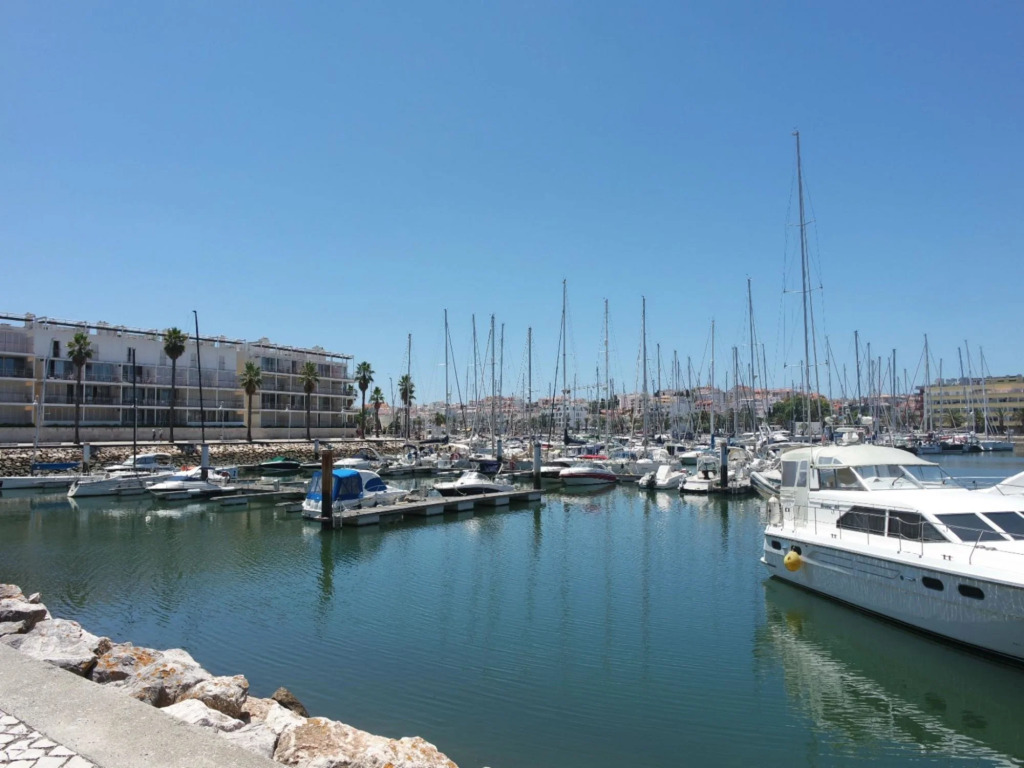 B06 - Top-Floor Marina Club 2 Bed Apartment