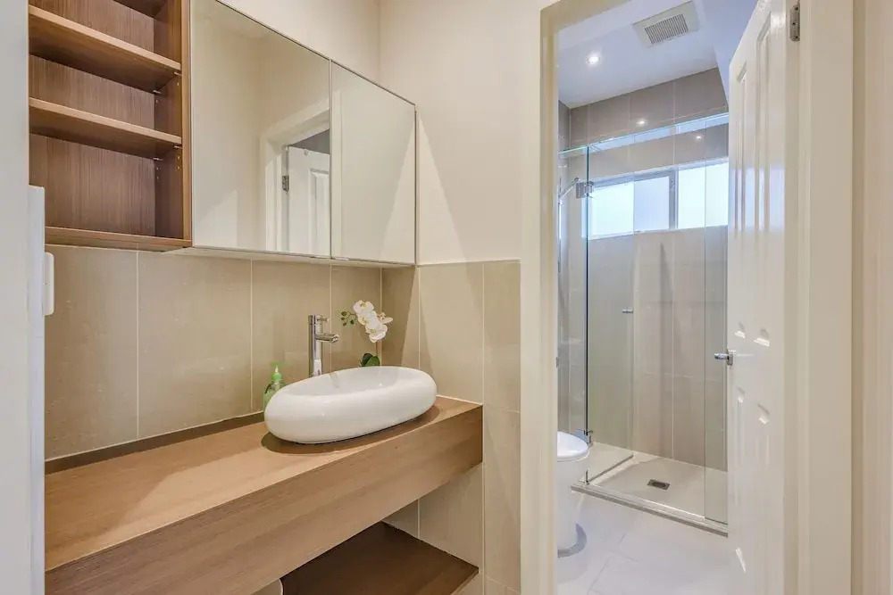 StayAU Magnificent Lakefront Villa