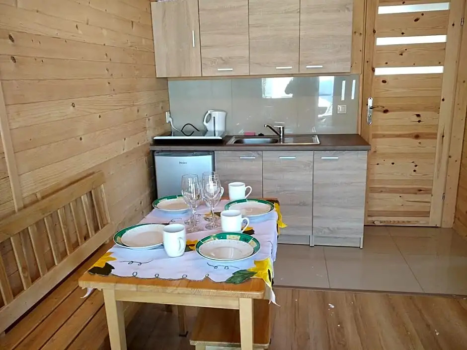 Domki i apartamenty nad jeziorem solińskim z basenem I widokiem na góry
