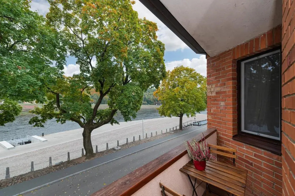 RIVERFRONT 2BD Old Town Apartment by Hostlovers