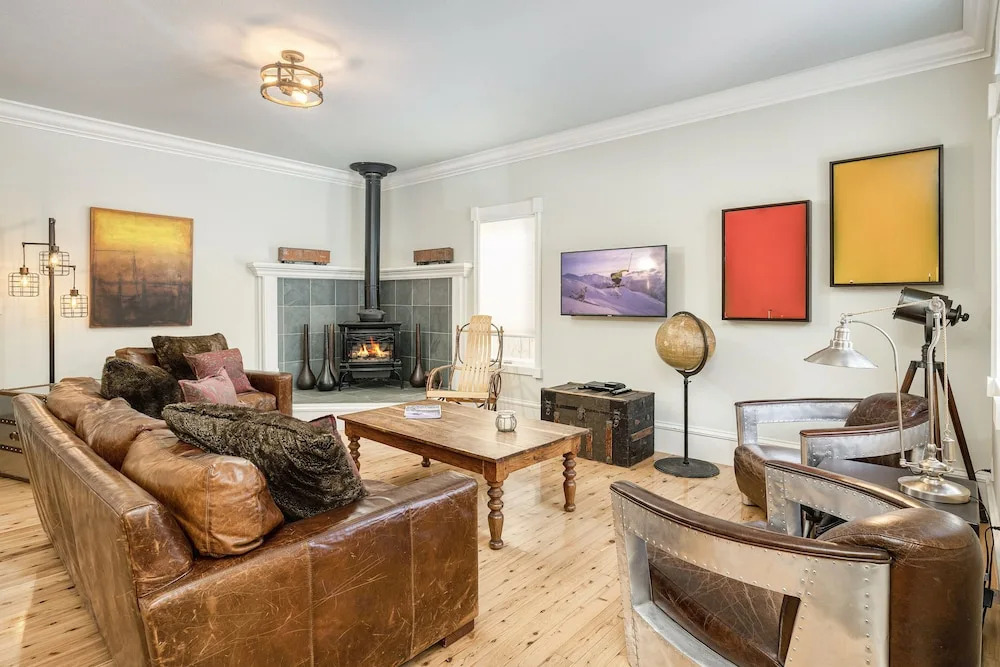 Luxe & Spacious Riverfront , Steps To Downtown 5 Bedroom Home