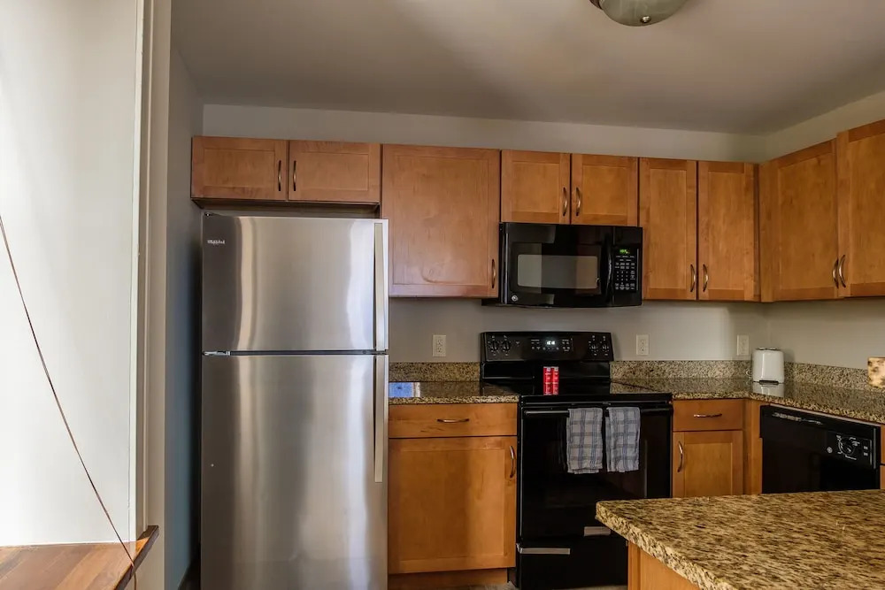 2 BR Weston Apt by Frontdesk