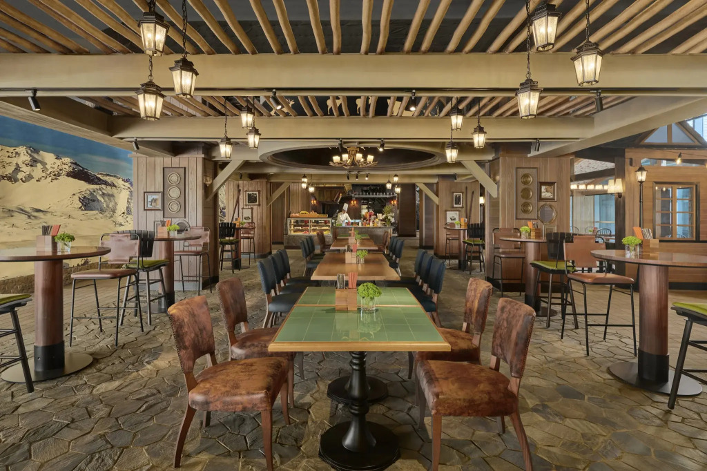 Crowne Plaza Shanghai Snow World by IHG