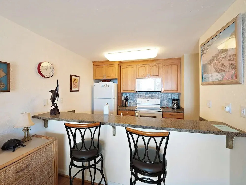Kona Reef F2 Charming Oceanfront Condo for 4!