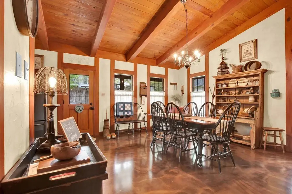 Luxury and Location One Block to Main St With Hot tub and Firepit