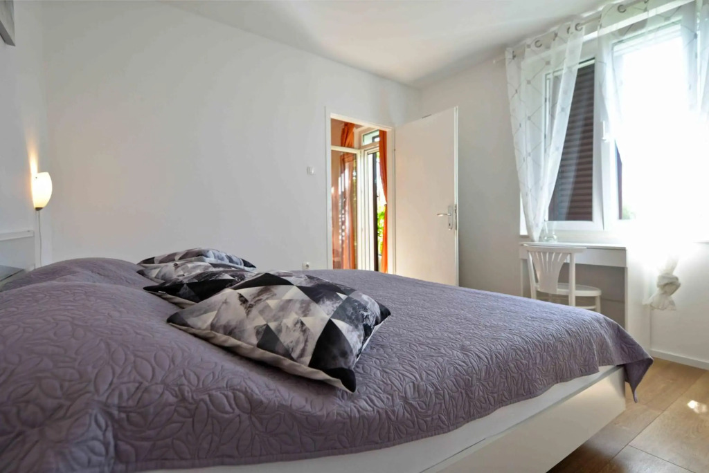 Beach apartment KATE with sea view, balcony and parking, MURTER, DALMATIA