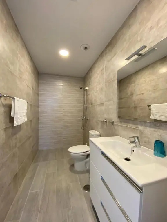 Billys Marina 360 with pool access