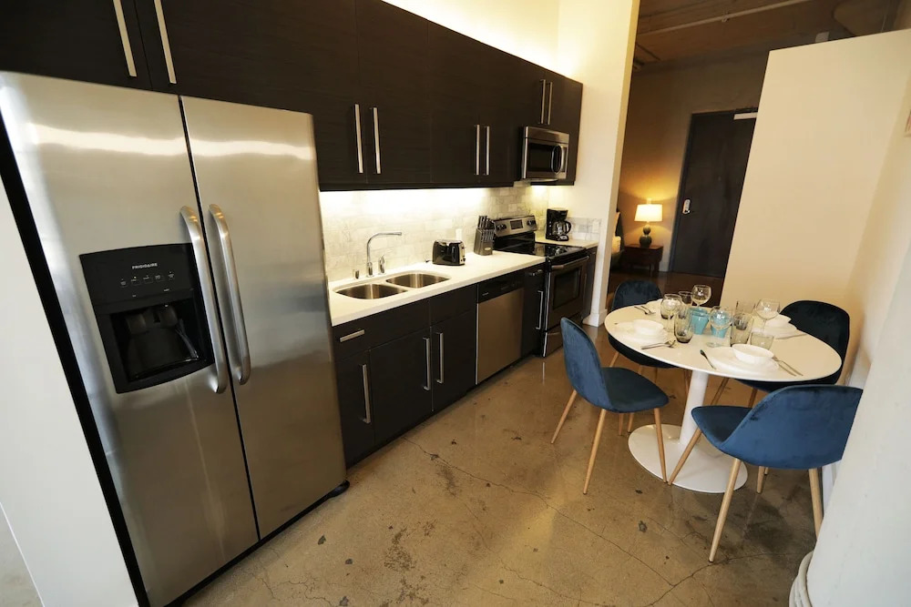 Downtown Lofty Suites