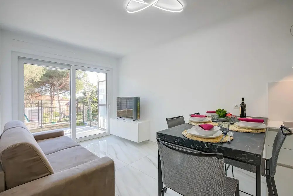 Beachy Vibes- 900m From the Beach