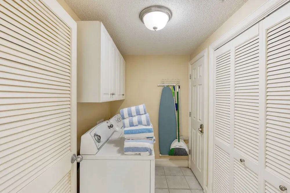 Sea Spray by Avantstay Beachfront Condo