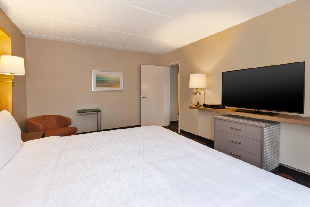 Holiday Inn Westbury-Long Island by IHG