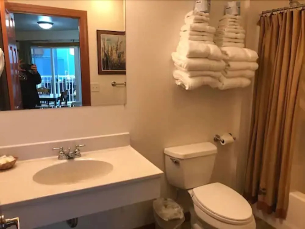 Longliner Lodge and Suites