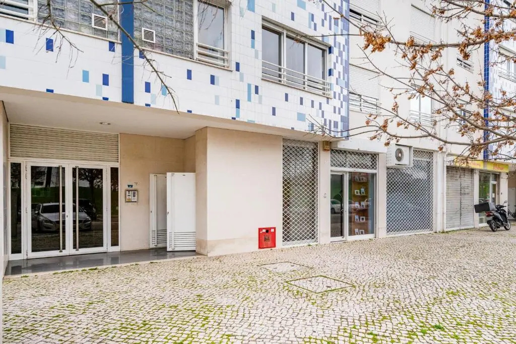 Lisboa, Cidade, Elegant Apartment with Air Cond, Free WIFI and Near Metro, by IG