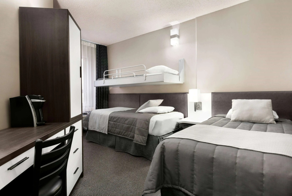 Travelodge by Wyndham Montreal Centre