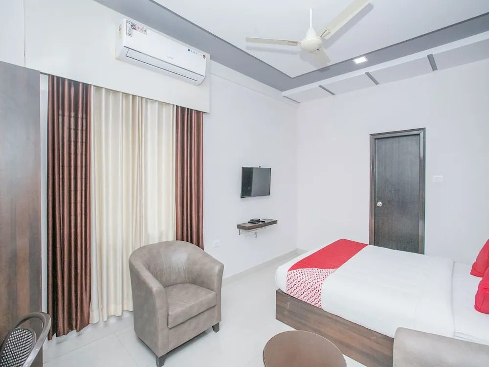 OYO 15352 Sahara Suites