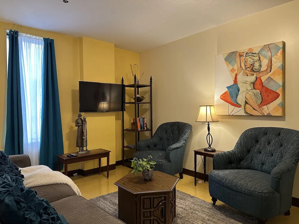 2 Bedroom Downtown Apt City Views Park Walk