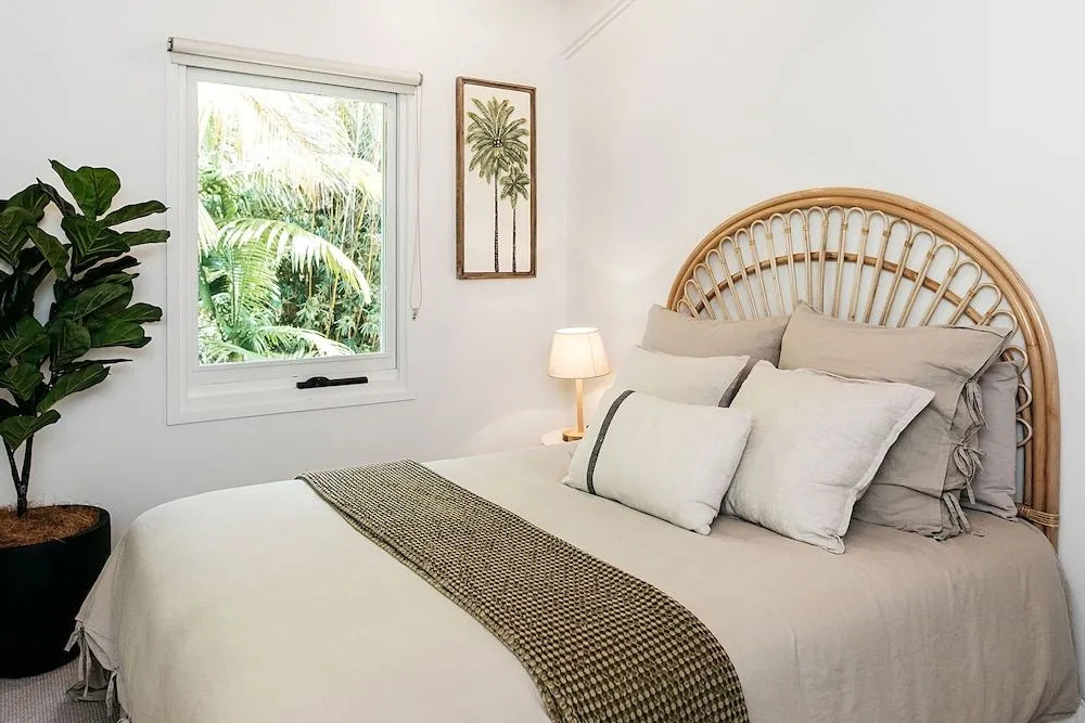 Cape Breeze - 5 BR home with headland views