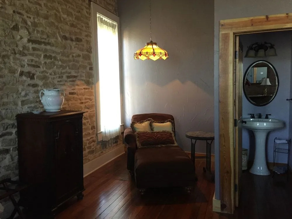 Hico's Upstairs Inn