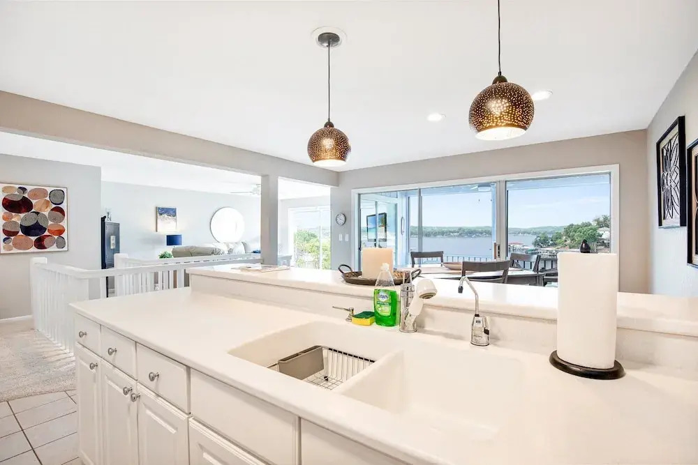 Ten Minutes to "the Strip" - Amazing Lake Views