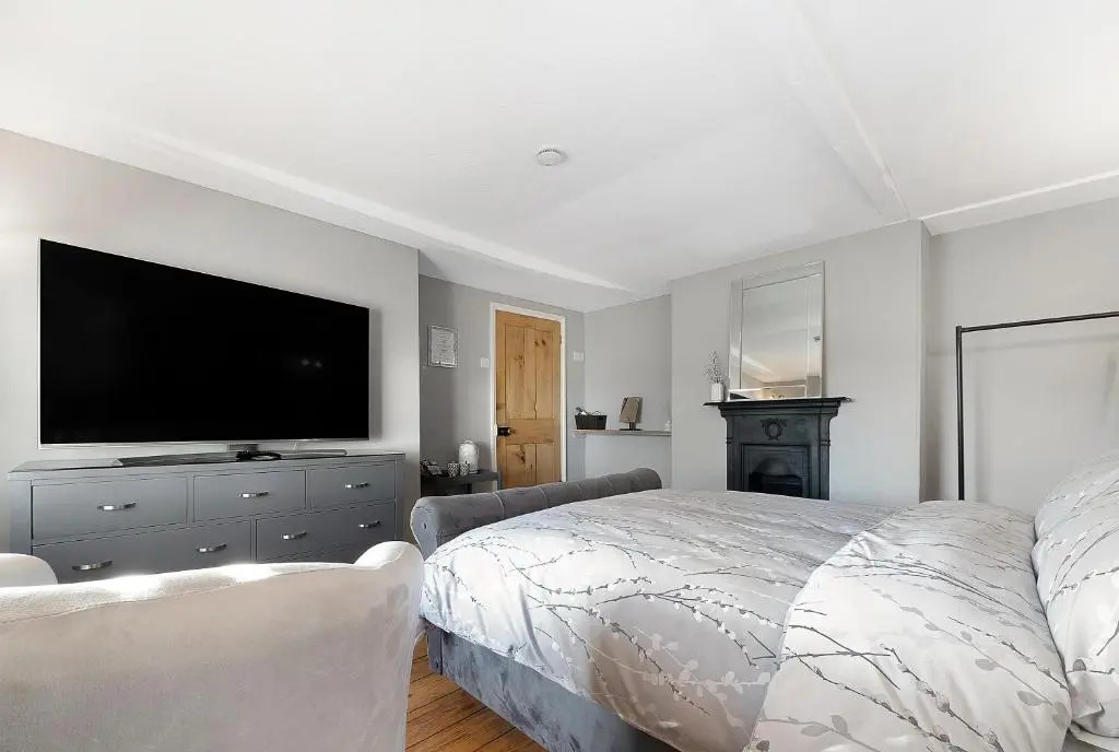 Private Room with En-suite, City Centre With Free On Site Parking