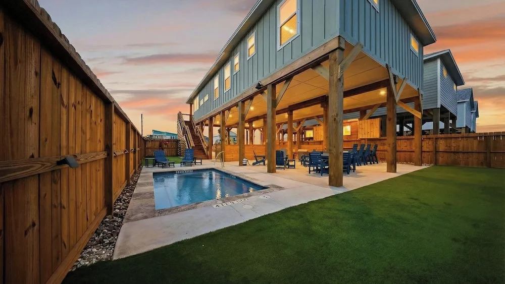 Still Waters & Yahwaves by Avantstay Sleeps 20, 2 Homes Private Pools + Putting Greens, Port Aransas Golf Cart Zone