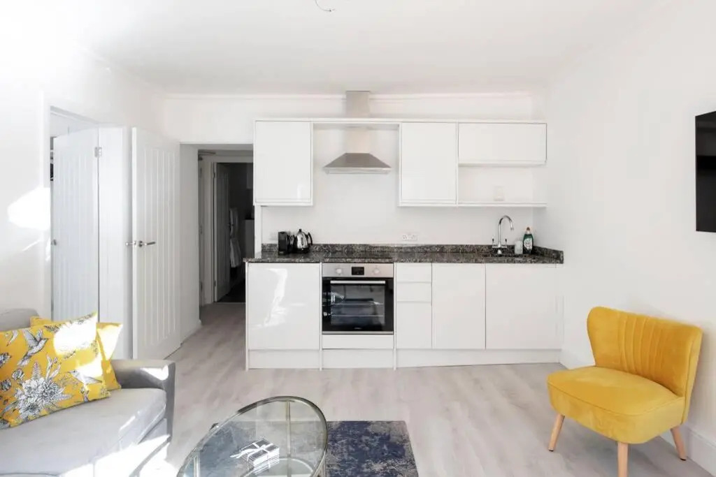 2 Bed City Centre Apartment 1 min from Bath Abbey