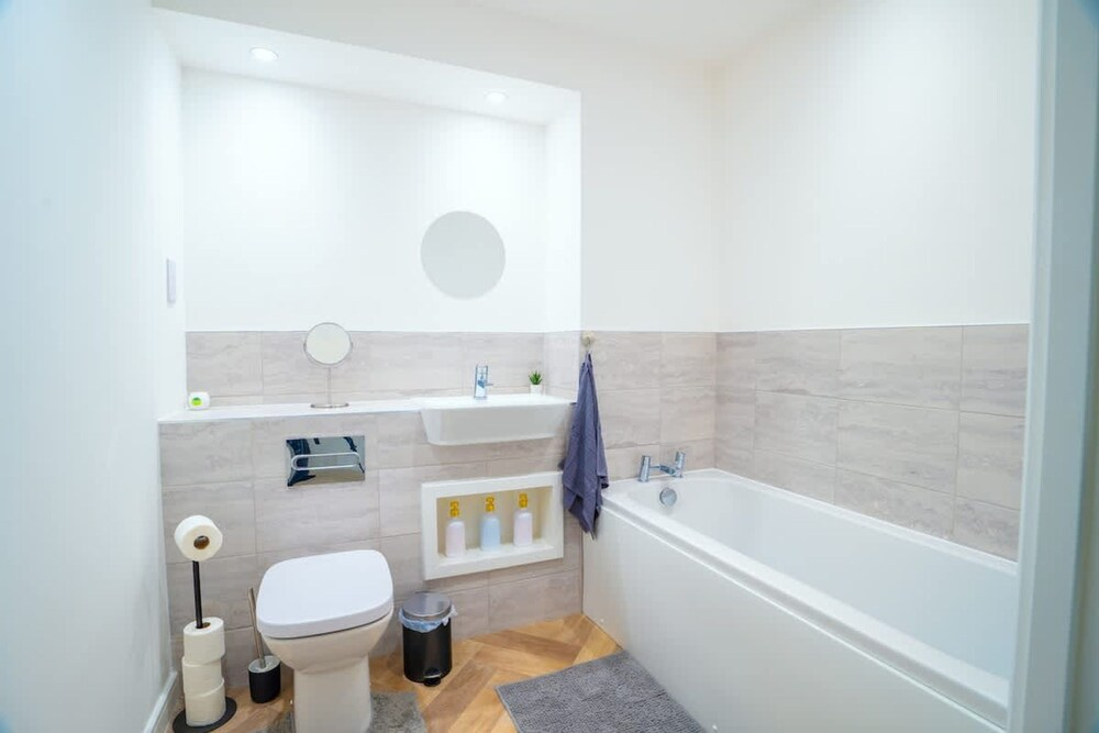2 Bed Stylish Stay - By Holiday Homes