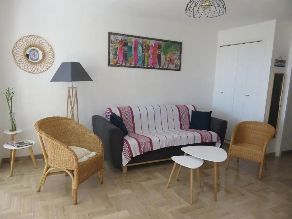 Grand T2 vue mer calme climatisé 500 m village et plage parking gratuit